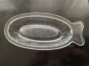 Apfelreibe Pressglas Fischform Vintage (50er Jahre) 190 x 95 x 35 mm - Bild 1 von 3