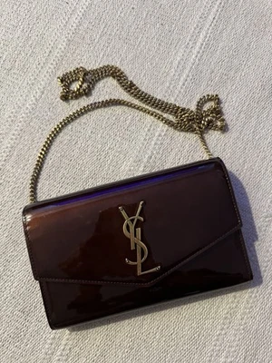 Cartera sobre de charol Saint Laurent Cassandre Uptown con cadena. Foto 1 de 4