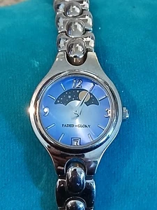 Orologio Faded Glory Fasi Lunari Argento Data Quadrante Blu Ha Bisogno di Batteria - Foto 1 di 14