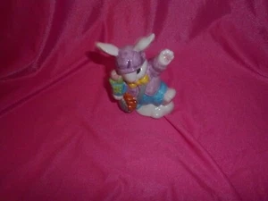 Weiße Keramik Osterhasen Figur, lila, blau und rosa Handbemalt - Bild 1 von 2