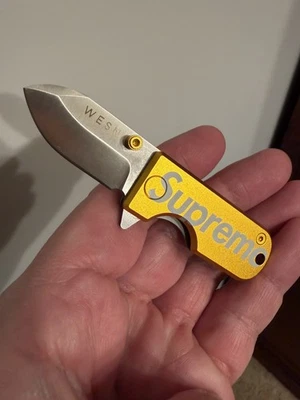 Cuchillo de Bolsillo Plegable Supreme WESN MicroBlade Raro Limitado Punta de Clip de Oro Amarillo Foto 1 de 4