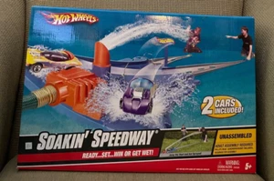 HOT WHEELS SOAKIN SPEEDWAY W/ 2 CARS - WIN OR GET WET - Picture 1 of 2
