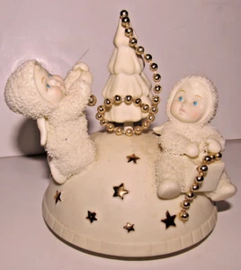 Department 56 Snowbabies Trimming The Tree drehbare Spieluhr (C2) - Bild 1 von 3