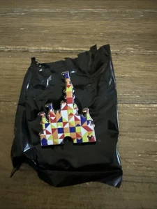 Prendedor Castillo Geométrico Mickey Oculto Disney 2025 Onda B - Imagen 1 de 2