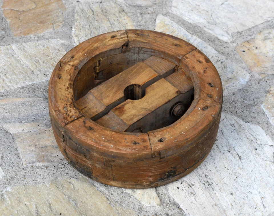 LOT DE 4 ANCIENNES ROUES EN BOIS / POULIES D'ENTRAINEMENT A COURROIE - Photo 1/4