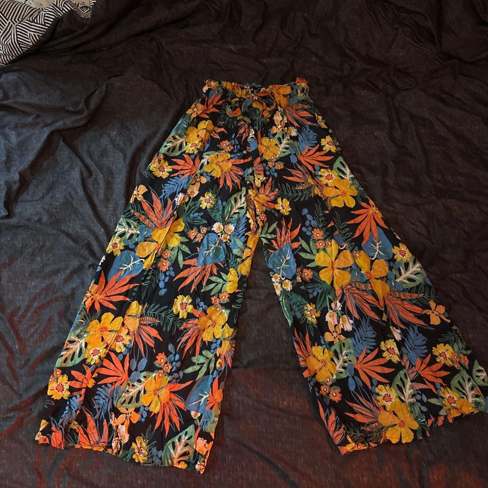 Pantalones de mujer Angie con aberturas negros en tienda de ropa para mujer Amazon Foto 1 de 1