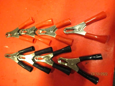 CLIPS DE PRUEBA--30A Clips de cocodrilo de alta resistencia-- -con asas aisladas--LOTE DE -8 Foto 1 de 2