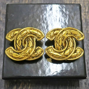 Pendientes de clip vintage CHANEL chapados en oro con logotipos CC Matelasse #1115c para subir - Imagen 1 de 8