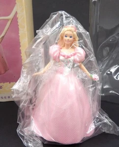 Springtime Barbie Hallmark Ornamento ©1996 Collezione Pasqua QE08081 Cina - Foto 1 di 5