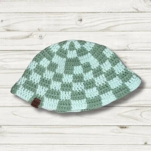 Cappello a secchiello a scacchi all'uncinetto, bicolore come nuovo e salvia, leggero, etichetta finta - Foto 1 di 3