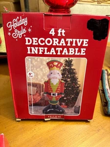 Cascanueces inflable estilo navideño de 4 pies - Imagen 1 de 3