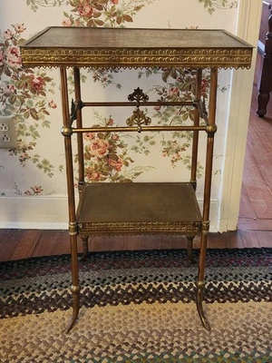 Antiguo Charles Parker Co. Mesa de acento de latón y cobre grabado con movimiento estético Foto 1 de 4