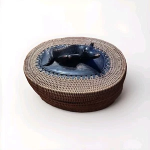 Vintage indonesische handgewebte Rattan Box mit Holz Reptil Drache Schnitzerei - Bild 1 von 8