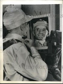 1943 Press Photo Jockey Bill Obert receives Jockey license at 58 - nes11850