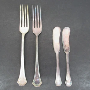 Posate Reed & Barton Pompeiane design chiave greca e pergamena lotto di 4 pezzi leggi - Foto 1 di 12