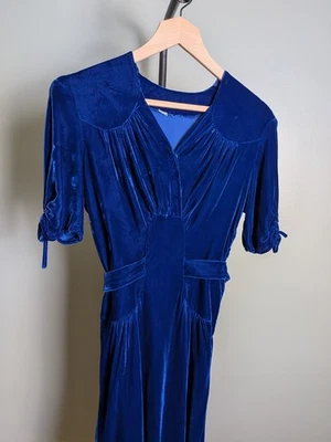 Vestido vintage de terciopelo de seda azul cobalto corte sesgado cintura caída manga corbata años 40 Foto 1 de 4