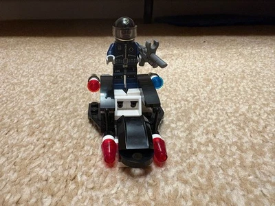 LEGO The Lego Movie: Super Secret Police Enforcer (30282) Retired Complete Set - Image 1 of 4