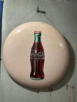 Letrero de metal vintage de 24” blanco con botón de botella de Coca-Cola original de los años 50 Foto 1 de 2