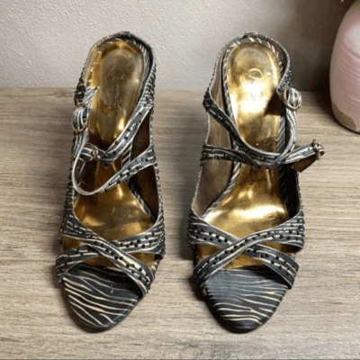 Tacón CARLOS SANTANA negro con tachuelas estampado de cebra, talla 6 Foto 1 de 4