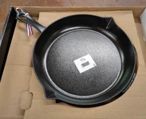 Staub Gusseisen 12" Bratpfanne Pfanne Basilikum zwei Ausgießer Frankreich schwarz - Bild 1 von 3