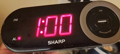 Despertador digital Sharp com porta de carregamento USB modelo SPC546 - Imagem 1 de 4