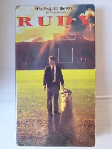 Rudy VHS 1994 Notre Dane Sean Astin Ned Beaty Football Drama New Sealed - Bild 1 von 6