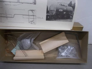 QUALITY CRAFT MODELS # U-1 ~ 29' CHANGEABLE TANK CAR KIT ~ HO SCALE~ LOT-B - Picture 1 of 4