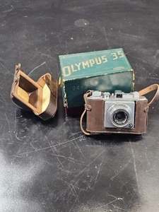 Fotocamera vintage Olympus 35 24x36 con cinturino in pelle rivestito Zuiko 1:35 scatola originale - Foto 1 di 13
