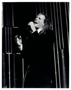 1992 Original Photo singer Michael Bolton performs in concert on NBC TV Show - Picture 1 of 2