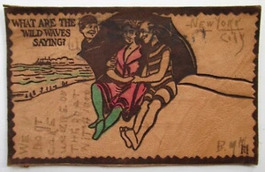 1906 Leder Postkarte Cartoon Komödiantisch Strandgänger Ozean Strand Badeanzüge lustig - Bild 1 von 2