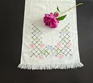 Cómoda corredor de mesa con flecos de lino floral bordada a mano 15,75 x 39 pulgadas - Imagen 1 de 5