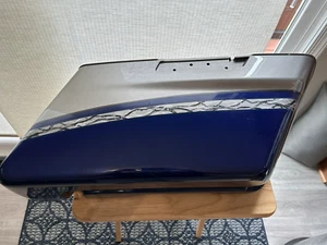 Used Harley-Davidson Right Side Palladium Silver & Phantom Blue Saddlebag Bottom - Bild 1 von 13