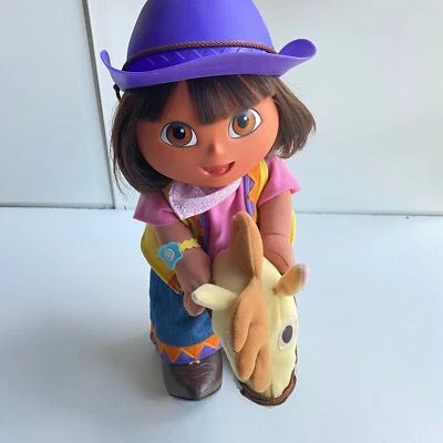 Boneca de brinquedo vintage Dora the Explorer Cowgirl interativa inglesa espanhola cavalo - Imagem 1 de 4