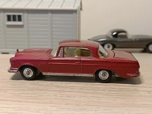 Corgi Toys 253 Mercedes Benz 220SE in metallic cerise - Picture 1 of 11