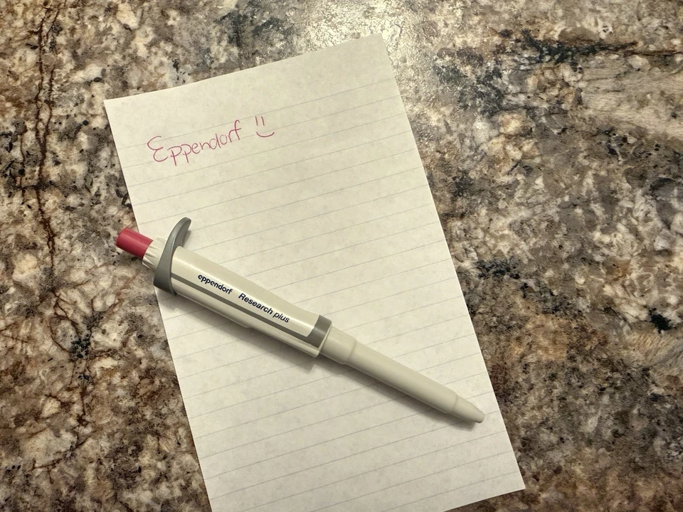 Bolígrafo pipeta Eppendorf Research Plus - tinta rosa Foto 1 de 1