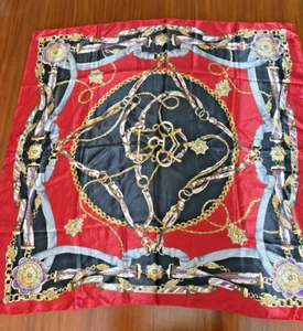 Seidiger quadratischer Schal 34 x 34" rot schwarz Reitsport Riemen Schnallen Medaillons gebraucht, in einwandfreiem Zustand - Bild 1 von 5