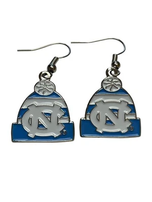 NCAA Carolina del Norte Tacones Alquitranados Pendientes Metal Anzuelo Poste Gorro Tejido Sombrero Foto 1 de 4