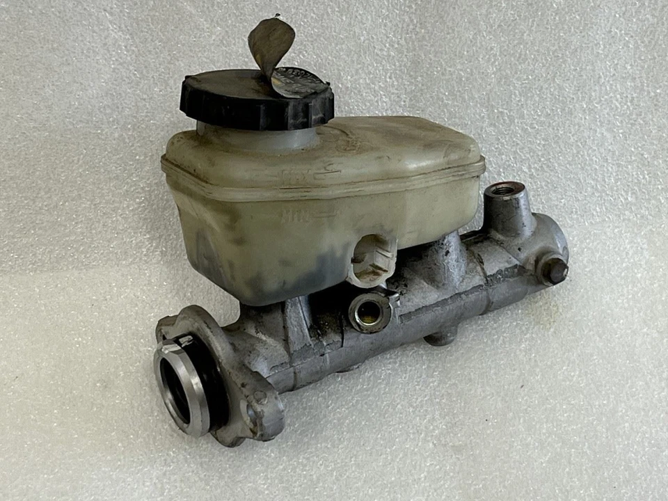 1997 LEXUS LS400 BRAKE MASTER CYLINDER NON-TRACTION OPTION 47201-50150 - Image 1 of 3