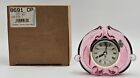 Horloge en verre rose Fenton canneberge parchemin design manteau de table dessus horloge de bureau