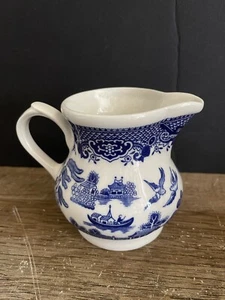 Vintage CHURCHILL BLUE WILLOW Creamer England Oriental Design - Picture 1 of 3