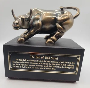 New York Stock Exchange The Bull of Wall Street Skulptur Nussbaumbasis graviert - Bild 1 von 12