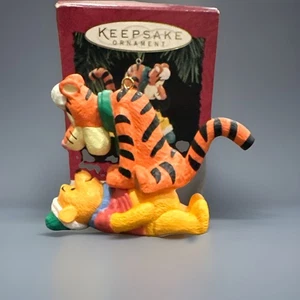 Adorno Hallmark Keepsake 1994 Winnie the Pooh and Tigger de colección de Disney - Imagen 1 de 2