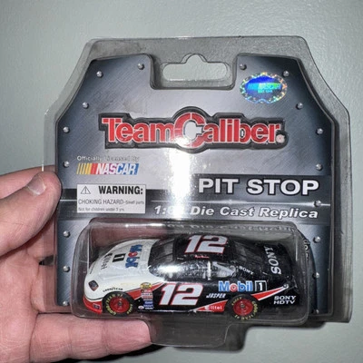 Coche diecast Ryan Newman Team Calibre 1/64 Pit Stop #12 Mobil 1 2006 NASCAR  Foto 1 de 2