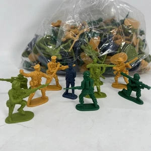 Plastik Armee Männer Soldaten Lot - grün hellbraun blau - 100+ klassische Spielfiguren - Bild 1 von 1
