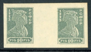 RUSSIA 1923 MINT NH GUTTER PAIR IMPERFORATE #241d, SOLDIER !! SS50 - Picture 1 of 2