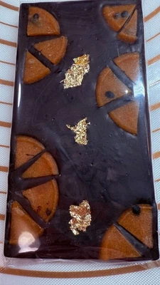 Темный шоколадный батончик, увенчанный сладкими фруктами страсти и съедобным золотом ручной работы, 100 г. - Изображение 1 из 4