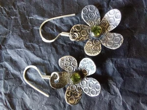 Gorgeous Real Peridot Stone in Flower Unusual Drop Earrings 925 Silver - Picture 1 of 4