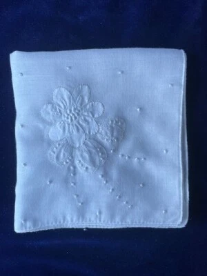 ВИНТАЖНЫЙ HANKY 1950-х белый Мадейра вышитые цветы вручную свернутые края аппликация - Изображение 1 из 3