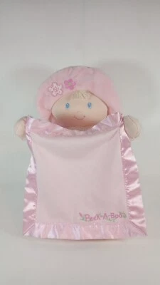 Muñeca de peluche interactiva musical de tela rosa Baby Gund Peek a Boo Dolly Foto 1 de 4