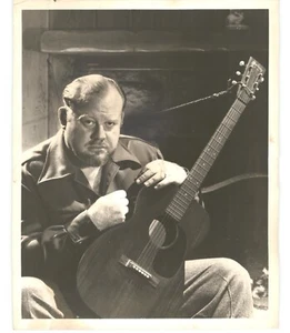 Foto de prensa de 1953 vintage retrato de guitarra y cantante folclórico estadounidense Burl IVES - Imagen 1 de 2